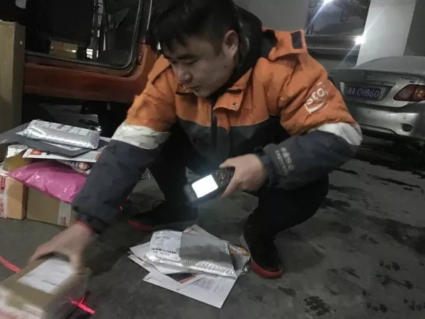快遞師傅：就是路再滑，也要把每一件包裹送達(dá)